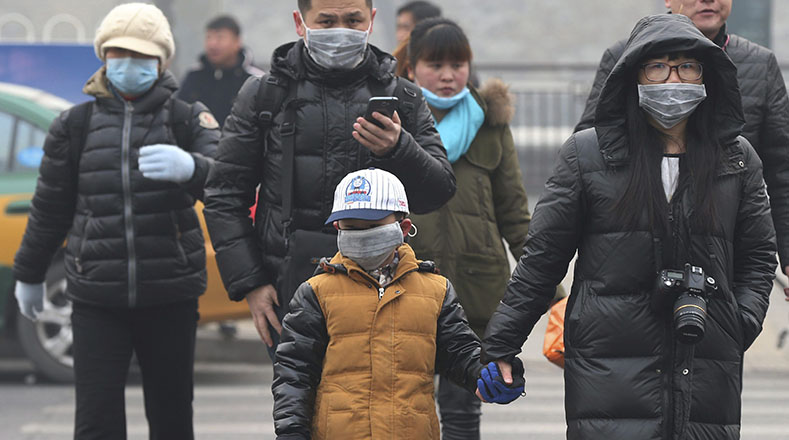 Los habitantes de China han tenido que usar tapabocas para evitar el aire tóxico de la ciudad de Biejing. El año pasado las autoridades locales tuvieron que establecer alerta azul debido a la gran contaminación de la capital.         