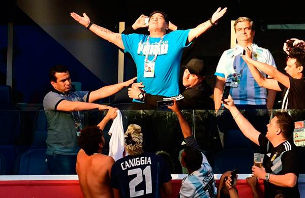 Los feligreses de Maradona crearon una Biblia, 10 Mandamientos, un Padre Nuestro y hasta un Salve.