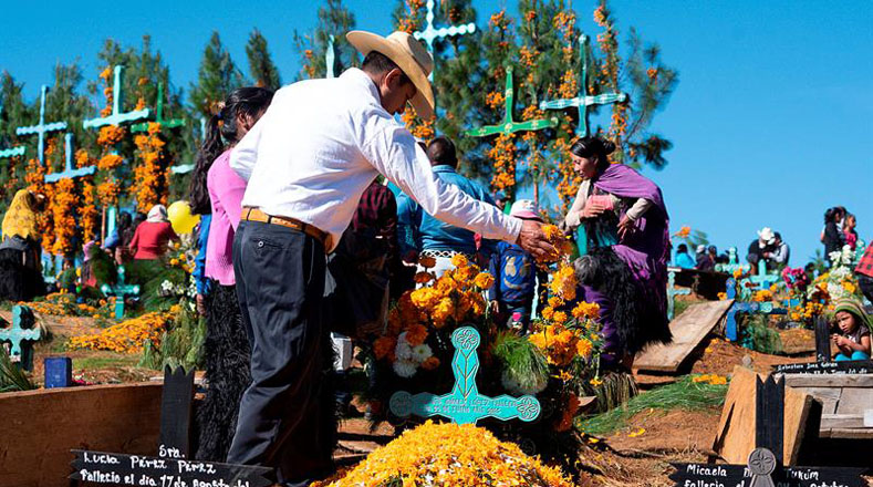 Los cementerios de las naciones latinoamericanas recibieron la visita de hombres, mujeres y niños que entregaron una ofrenda a sus familiares o amigos muertos.