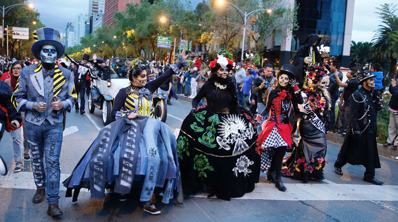 La "catrina" estuvo representada por varias mujeres mexicanas que pintaron sus rostros y usaron vestidos de época; hombres con disfraces de esqueletos y niñas con trajes tradicionales.