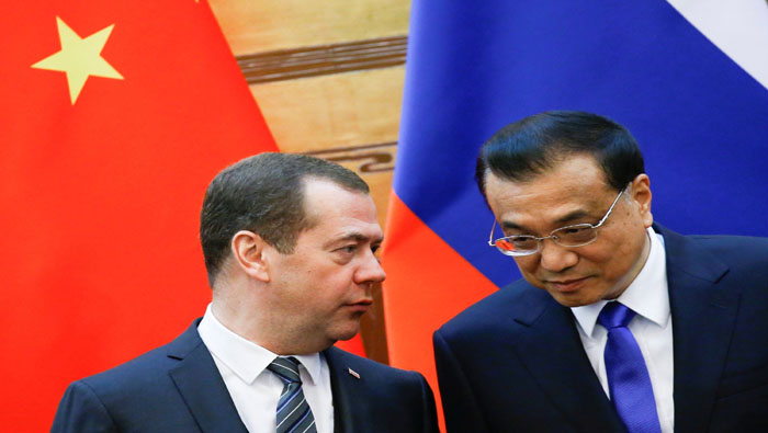 El primer ministro ruso, Dmitri Medvédev (i), y su par chino, Li Keqiang, en la clausura del programa de cooperación entre China y Rusia en noviembre de 2017.