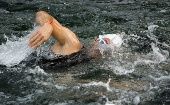 Hombre rodea Reino Unido nadando y rompe récord mundial 