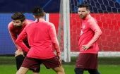 Lionel Messi (d) volvió a los entrenamientos el lunes, en Milán, y podría ser de la partida ante el equipo italiano.