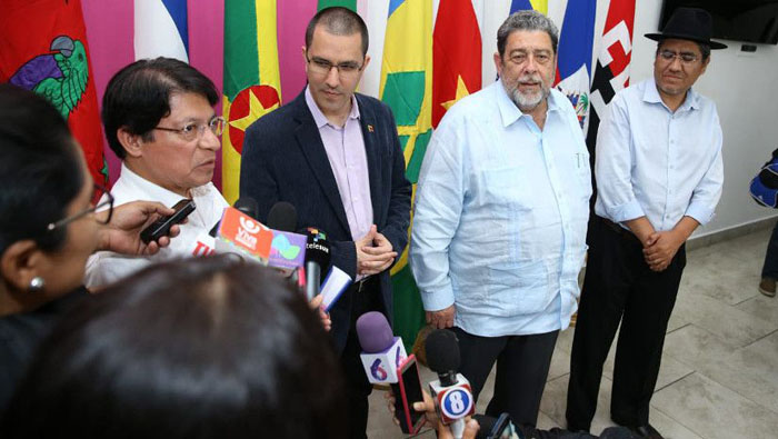 Jorge Arreaza (c) llegó a Nicaragua junto a Ralph Gonsalves y Diego Pary para participar en la reunión del ALBA-TCP.