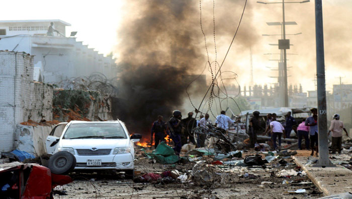 La Policía y civiles ayudaron en el lugar del atentado en un hotel de Mogadiscio.
