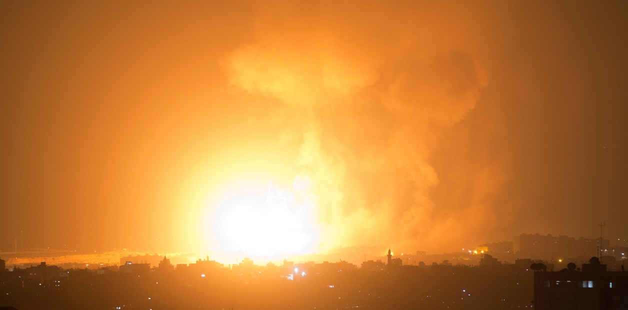 Israel bombardeó Gaza tras recibir cohetes de Hamas luego que la noche de este domingo el ejército israelita no respetara la tregua entre las partes y atacara matando a siete palestinos: seis civiles y un comandante de Hamas. | (Foto archivo)