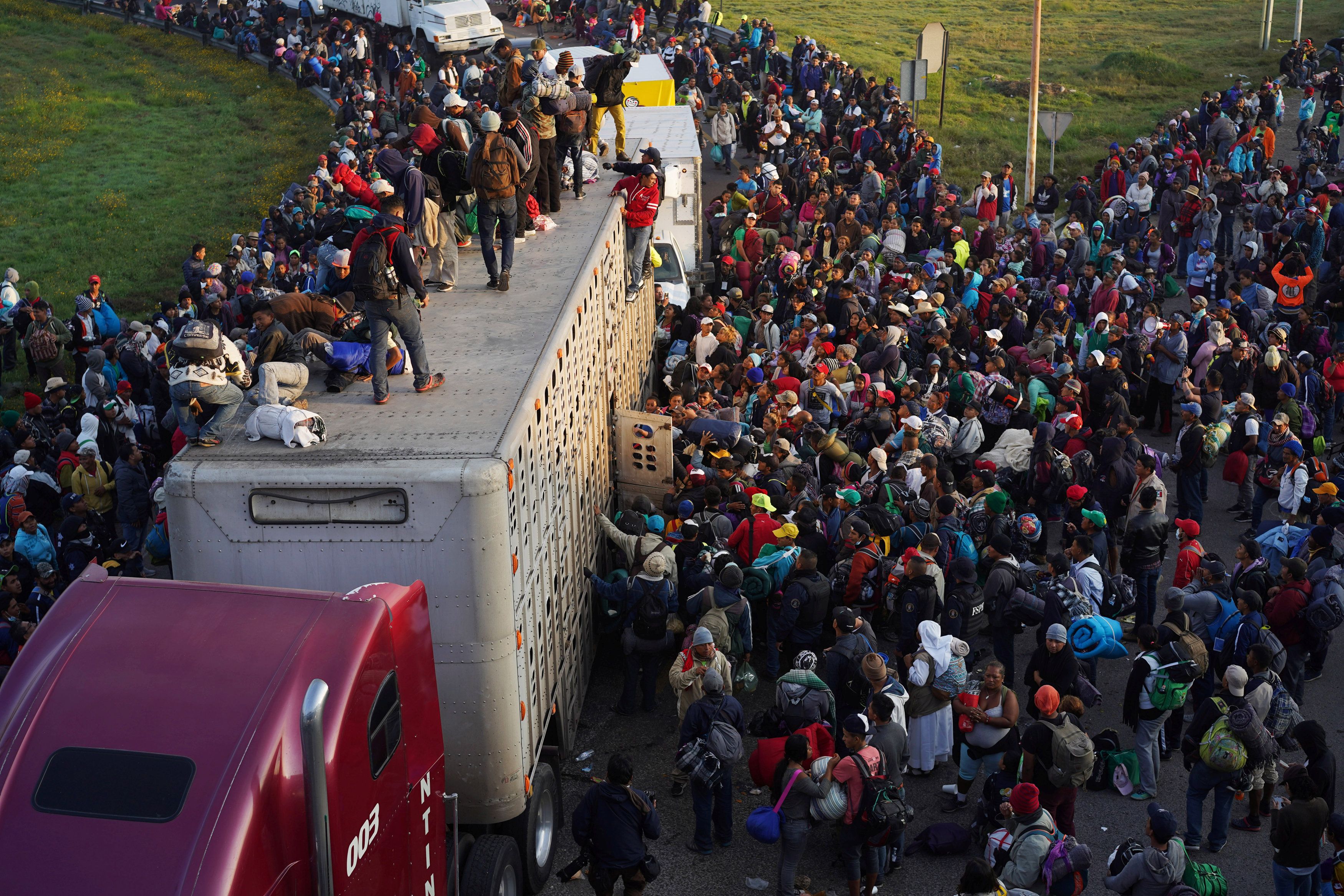 Mientras los migrantes centroamericanos se acercan a la frontera estadounidense, las autoridades intensifican la seguridad.