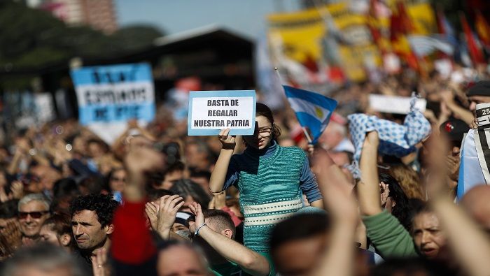 La sociedad argentina en pleno ha llamado a una protesta pacifica a las afueras del Congreso de la nación porteña.