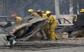 Los bomberos continúan la búsqueda de víctimas tras los incendios que afectan las regiones norte y sur de California desde el pasado 8 de noviembre.