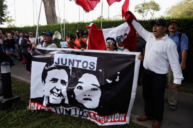 Tras conocerse la noticia, decenas de ciudadanos protestaron frente a la embajada de Uruguay en Perú para rechazar la solicitud de asilo de García.