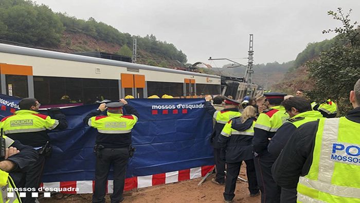 Cuerpos de rescate catalanes realizan labores en el sitio del accidente del tren.