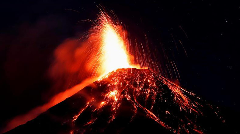 Por su parte, la Coordinadora Nacional para la Reducción de Desastres (Conred) informó que los proyectiles de lava fueron arrojados a unos 900 metros por encima del cráter.