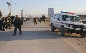 Fuerzas de seguridad afganas custodian la zona del atentado talibán.