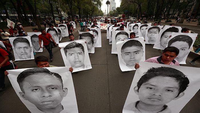 Familiares y movimientos sociales reclaman la aparición de los 43 de Ayotzinapa.
