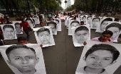 Familiares y movimientos sociales reclaman la aparición de los 43 de Ayotzinapa.