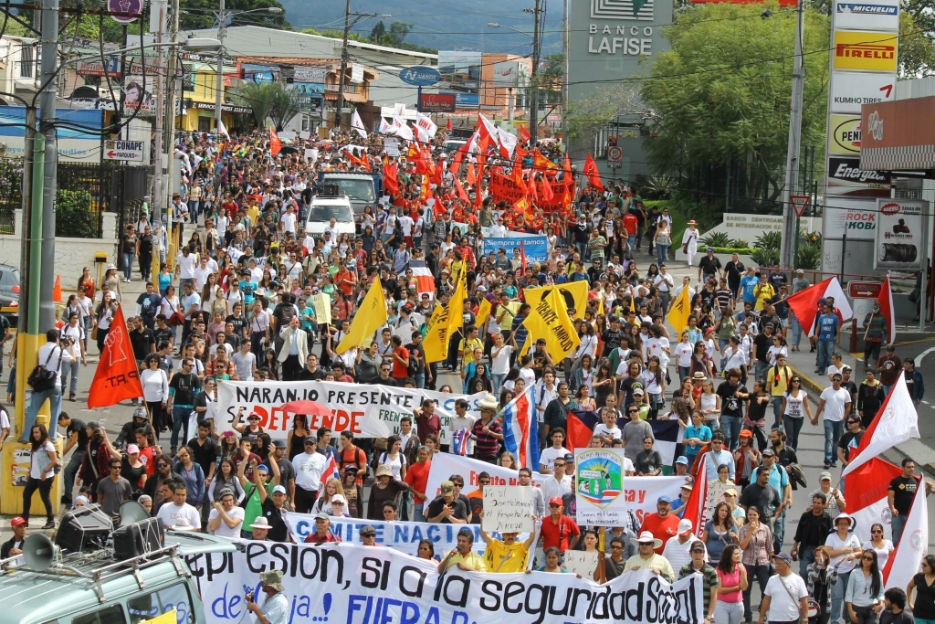 Pese a no contar con un Ejército, Costa Rica tiene un sistema de seguridad que reprime a sus habitantes. La imagen corresponde a una de las marchas contra las políticas del actual Gobierno.