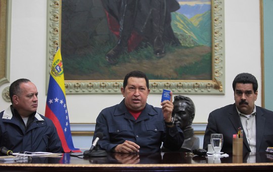 Rodeado por sus amigos y compañeros, Diosdado Cabello y Nicolás Maduro, el Comandante Chávez entonó la inolvidable canción 