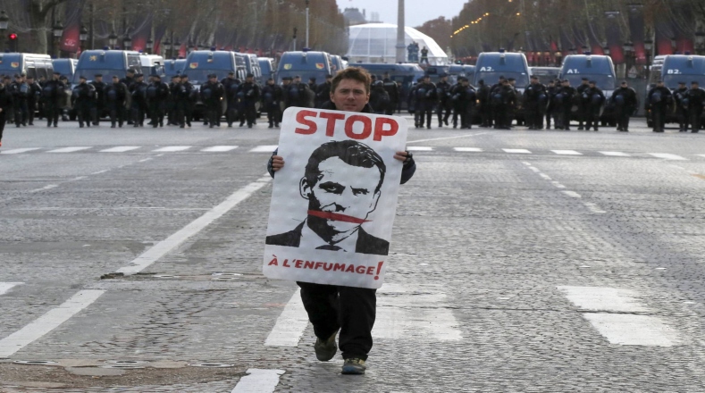 El pueblo de Francia, más conocido a partir de estas movilizaciones como Chalecos Amarillos, pide la renuncia del presidente Emmanuel Macron y el fin a las políticas neoliberales de su Gobierno.