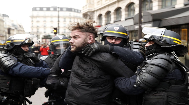 La policía reportó casi 1.000 detenidos, más de 600 de ellos fueron apresados en París. 