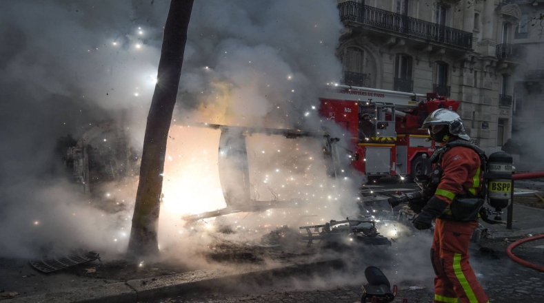 Durante las movilizaciones varias carreteras que conectan París con otras ciudades fueron bloqueadas por manifestantes, así como también hubo quema de vehículos.