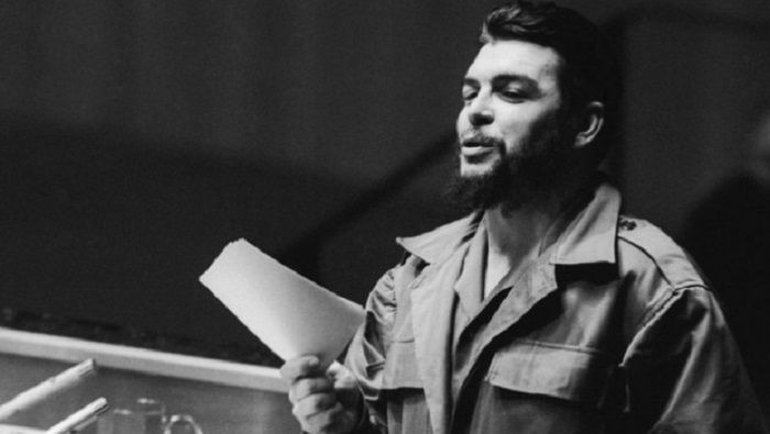 Ernesto Che Guevara es una figura de relevancia mundial. Fue un político, escritor, periodista, médico y comandante de la Revolución Cubana.
