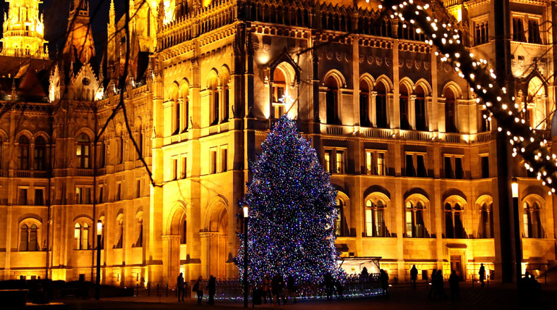 Con coloridas luces azules, verdes y moradas, así como una gran estrella iluminada, en la Plaza Kossuth de Budapest (Hungría) se ubicó un gran árbol navideño frente a la sede del Parlamento para recibir la magia de la fecha.