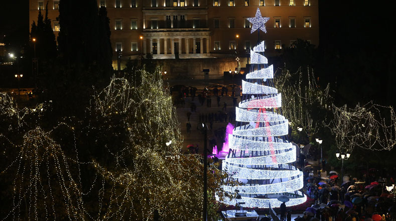 En Grecia, un enorme árbol de Navidad decorado con miles de luces resplandece frente al Parlamente de ese país en la Plaza Syntagma, acompañado por otras decoraciones para enaltecer el espíritu de la temporada.
