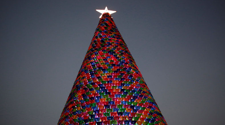 México se lució con un creativo árbol de Navidad de unos 24,5 metros de altura, formado exclusivamente por 4.000 sillas de plásticos de todos los colores en la Macroplaza del estado de Monterrey (norte).