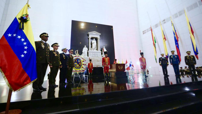 Integrantes del alto mando militar y del Gobierno venezolano se reunieron para presentar ofrendas florales y reiterar su compromiso con los ideales de Bolívar.
