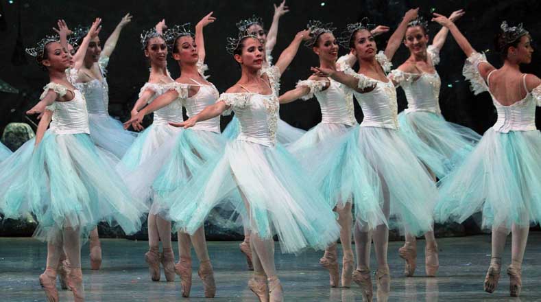 Integrantes del Ballet Teresa Carreño y el Ballet Juvenil Teresa Carreño interpretaron el ballet "El Cascanueces".