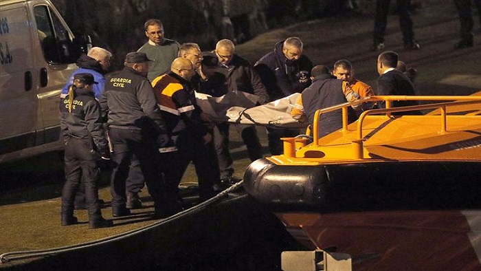Las autoridades de Salvamento Marítimo recuperaron dos de los cadáveres en la embarcación Salvamar Regulus. 