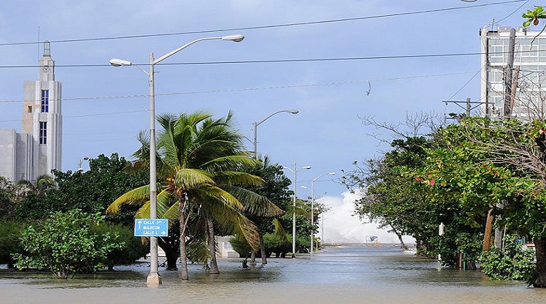 El instituto meteorológico ha detallado que las olas alcanzan hasta cinco metros de altura. Estas se puede apreciar incluso a distancia del litoral cubano.
