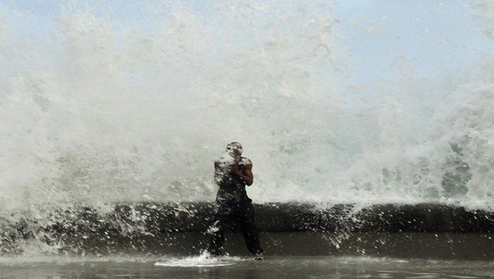 Este fenómeno tropical ha causado olas de hasta cinco metros de altura.