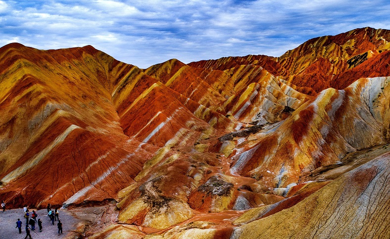La imagen aérea retrata la miscelánea de colores vivos que caracterizan a las montañas del Parque Nacional Geológico Danxia de China. 