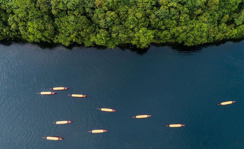La foto de los botes de paseo de la concurrida zona turística del río Xin