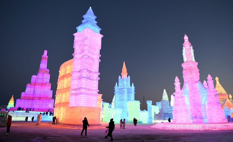 El Festival de Hielo de Harbin en China es uno de los espectáculos visuales de nieve más importantes del invierno en el continente asiático. 
