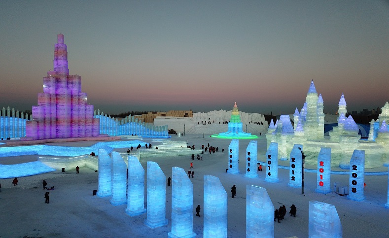 El Festival del Mundo de Hielo y Nieve festival es comparado con otros festivales de hielo de Japón, el Carnaval canadiense de Quebec y el Festival de esquí de Noruega.