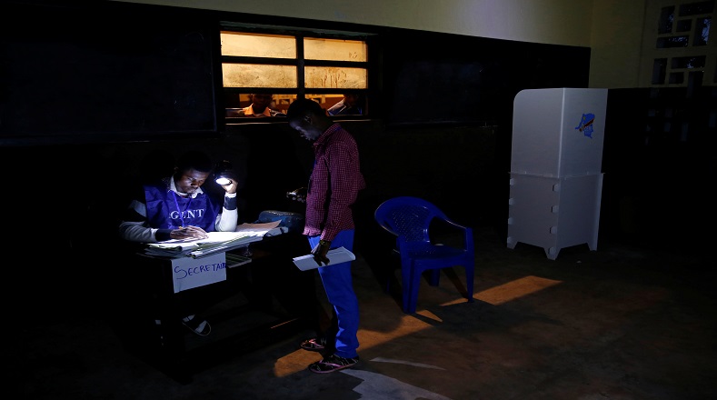 Algunos centros de votación carecen de papeletas suficientes para garantizar el ejercicio del derecho al voto, además de algunas complicaciones con las máquinas electorales. 