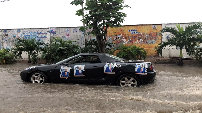 La autoridades locales prestan su colaboración para paliar los embates de las fuertes lluvias e inundaciones presentes en esta jornada electoral. 