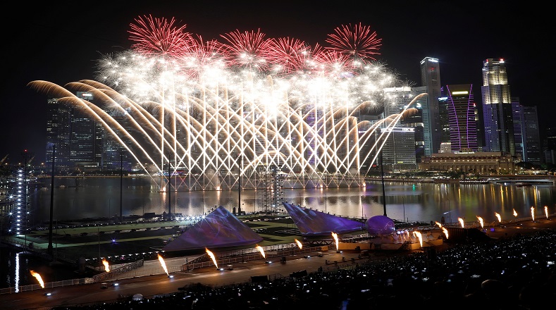 El puerto de Marina Bay en Singapur se lució con una impresionante gama de fuegos artificiales que deleitó a los miles de visitantes que estuvieron presentes en este evento. 