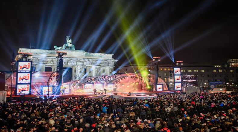 En la Puerta de Brandenburgo se reunieron los alemanes para recibir el año nuevo.