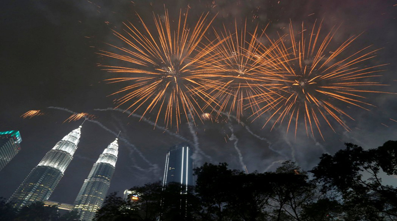 Las Torres Gemelas Petronas iluminadas para la llegada del año nuevo en Kuala Lumpur, Malasia.