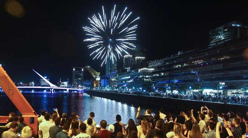 Argentinas celebran la llegada del 2019 en la zona de Puerto Madero.