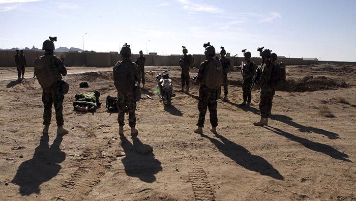 Militares afganos detienen a combatientes talibanes tras atacar un puesto policial.