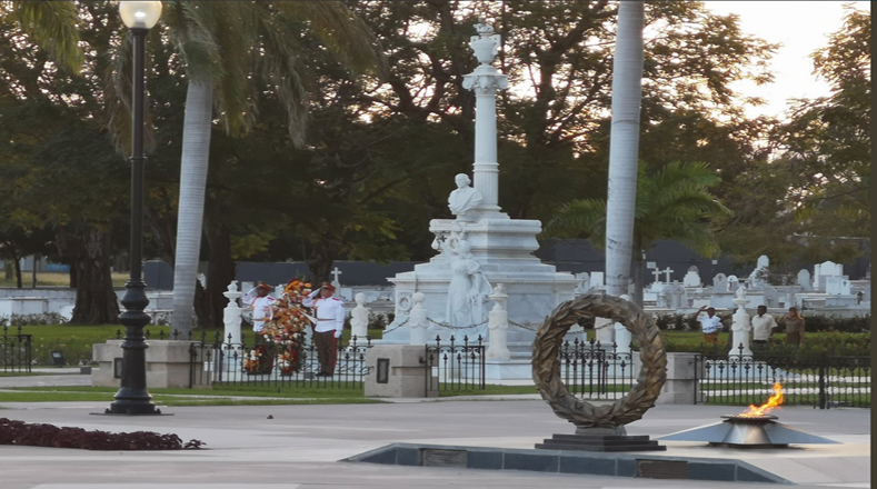 El acto central por el 60 aniversario de la Revolución tuvo lugar en el Cementerio Patrimonial Santa Ifigenia, en la provincia oriental de Santiago de Cuba.