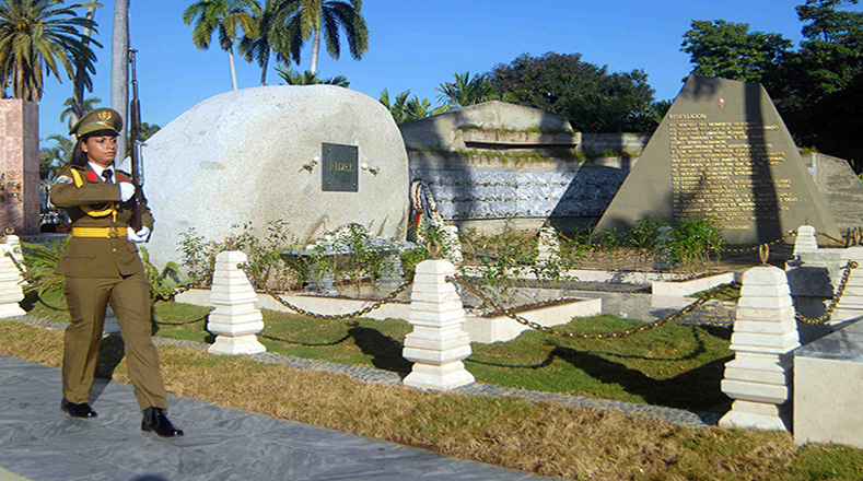 En el Cementerio Patrimonial Santa Ifigenia están emplazados los mausoleos de Fidel Castro, José Martí, y otros próceres cubanos.