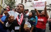 Los manifestantes marcharon por las calles de Lima (capital) hasta la sede del Ministerio Público para exigir la renuncia del fiscal de la Nación.