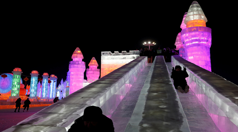Si aguantan el frío, los visitantes pueden disfrutar deslizándose por los toboganes de hielo.