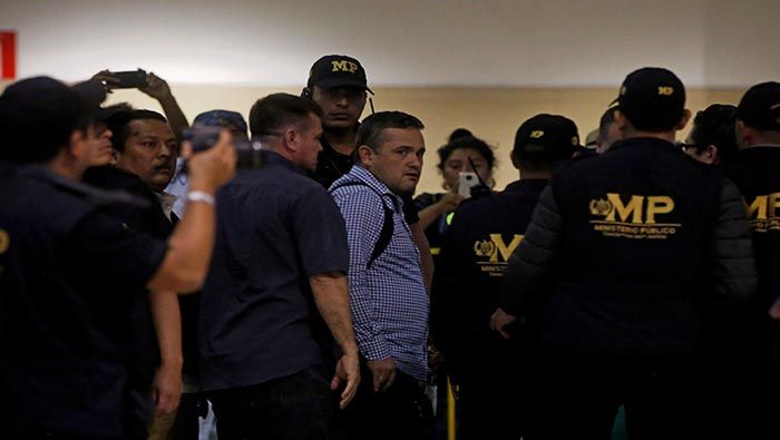 El funcionario de la Cicig abandona el aeropuerto de ciudad de Guatemala.