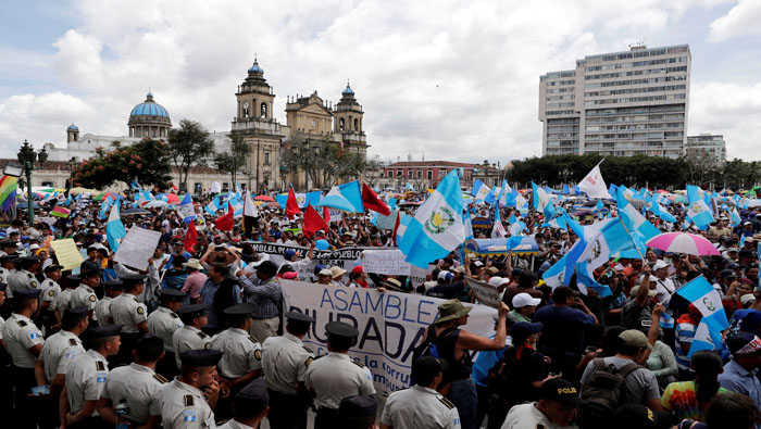 La decisión del presidente Jimmy Morales ha generado rechazo en varios sectores de la población que han protestado contra la medida.